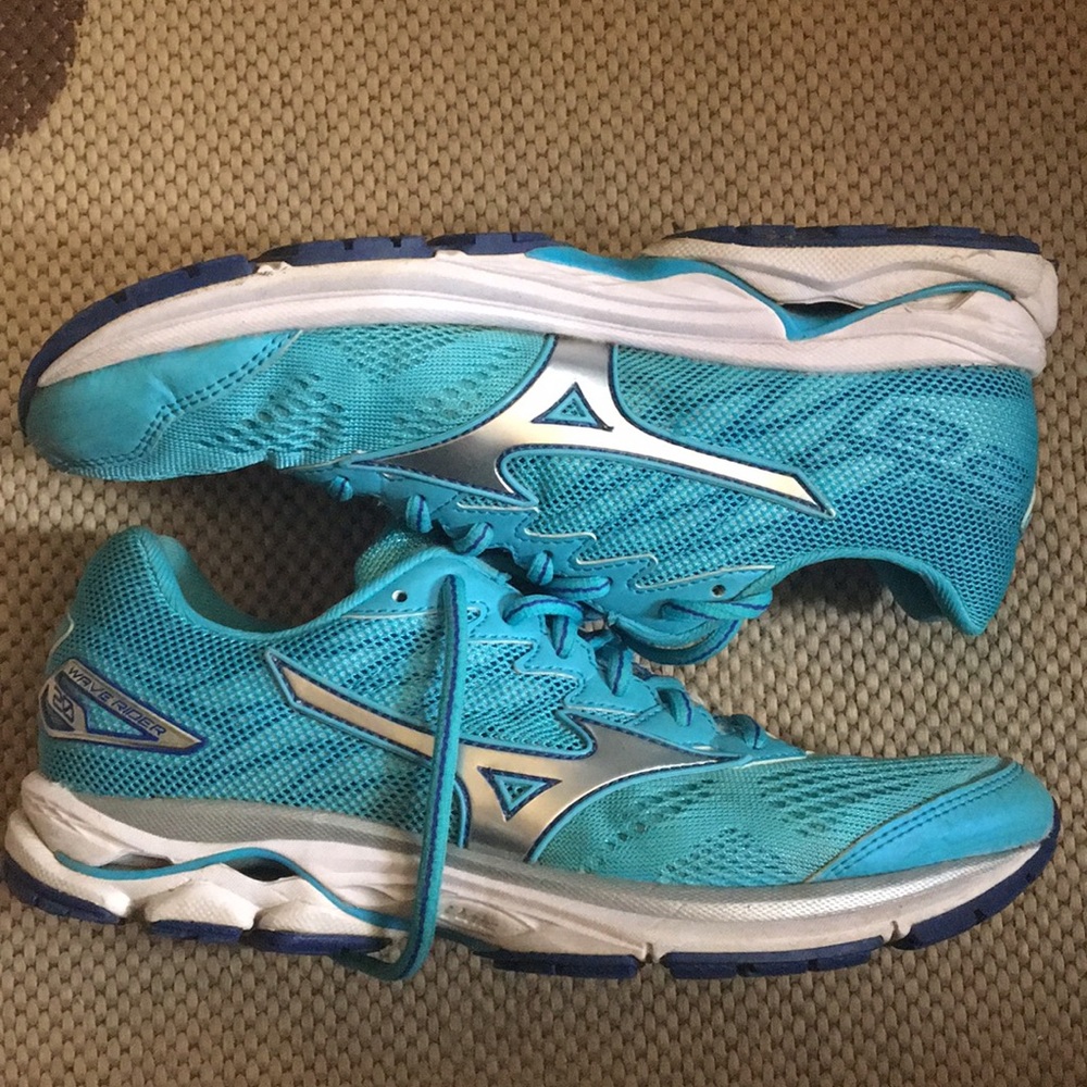 Mizuno Waverider 20 running shoes.